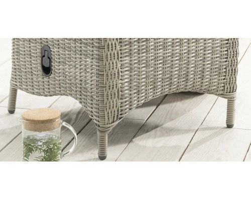 Vue détaillée d une chaise de jardin en résine tressée avec levier de réglage sur une terrasse en bois.