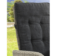 Coussin rembourré pour chaise de jardin avec capitonnage sur une chaise en résine tressée grise.