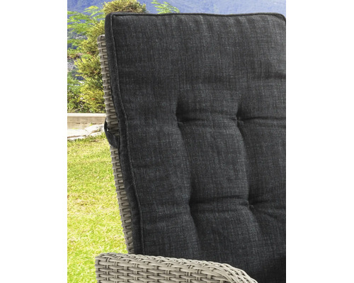 Coussin rembourré pour chaise de jardin avec capitonnage sur une chaise en résine tressée grise.