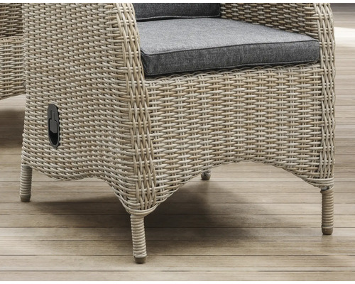 Gartenstuhl aus Polyrattan Geflecht mit Sitzkissen und seitlichem Hebel für die stufenlose Verstellung der Rückenlehne.