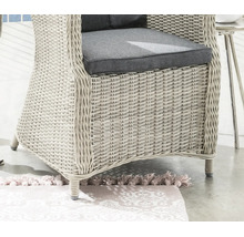 Fauteuil de jardin en résine tressée claire avec coussin d assise gris.