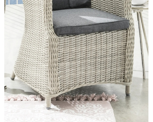 Fauteuil de jardin en résine tressée claire avec coussin d assise gris.