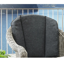 Chaise de jardin en rotin synthétique avec rembourrage gris foncé sur un balcon avec vue.