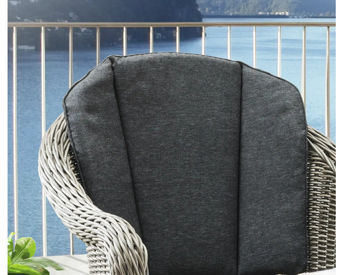 Chaise de jardin en rotin synthétique avec rembourrage gris foncé sur un balcon avec vue.