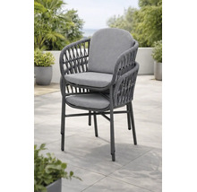 Fauteuils de jardin empilables avec structure en métal, tressage en corde et coussins sur une terrasse.