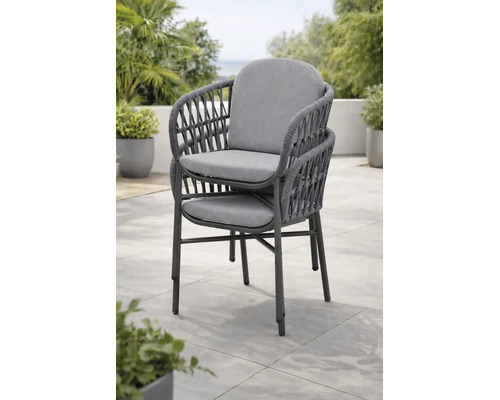 Fauteuils de jardin empilables avec structure en métal, tressage en corde et coussins sur une terrasse.
