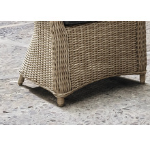 Vue rapprochée d une chaise de jardin en résine tressée avec un motif de tressage robuste et des pieds stables.