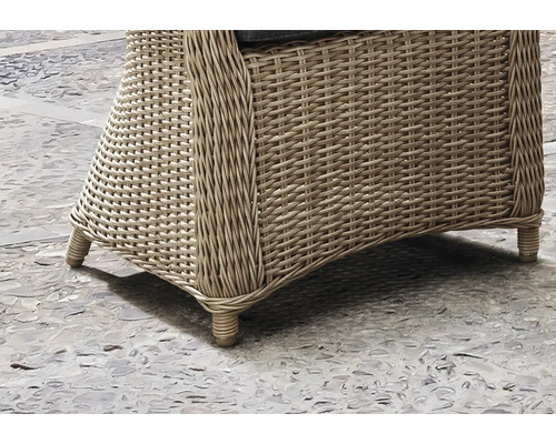 Vue rapprochée d une chaise de jardin en résine tressée avec un motif de tressage robuste et des pieds stables.