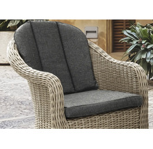 Fauteuil de jardin beige en résine tressée avec coussins de siège et de dossier gris.