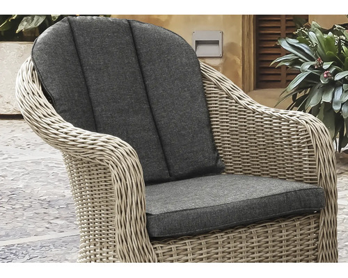 Fauteuil de jardin beige en résine tressée avec coussins de siège et de dossier gris.