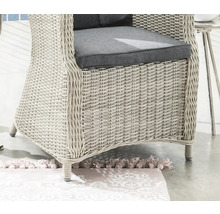 Fauteuil de jardin en résine tressée claire avec coussin d assise gris.
