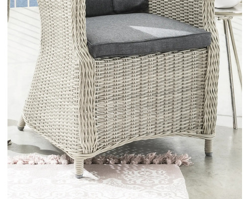 Fauteuil de jardin en résine tressée claire avec coussin d assise gris.