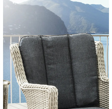 Chaise de jardin en polyrotin avec coussin de dossier gris sur un balcon offrant une vue sur le lac et les montagnes.