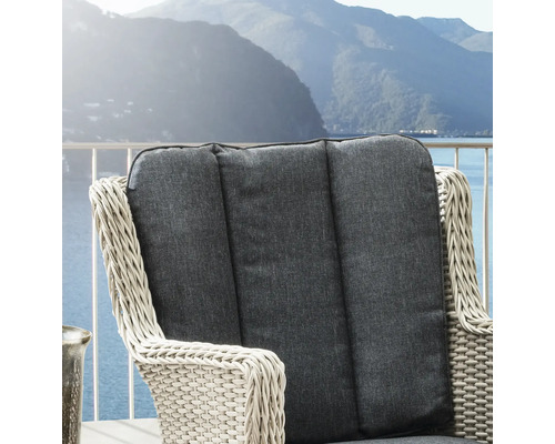Chaise de jardin en polyrotin avec coussin de dossier gris sur un balcon offrant une vue sur le lac et les montagnes.