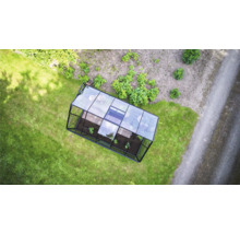 Vue de dessus d une serre rectangulaire avec cadre métallique et panneaux en verre sur une pelouse dans un jardin.