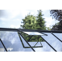 Fenêtre de toit ouverte pour serre avec cadre en métal et vitrage.