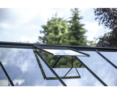 Fenêtre de toit ouverte pour serre avec cadre en métal et vitrage.