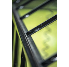 Gros plan d un cadre de serre noir avec un clip a ressort fixant une vitre.