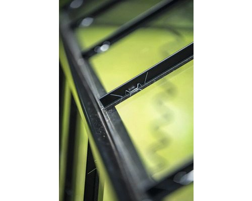 Gros plan d un cadre de serre noir avec un clip a ressort fixant une vitre.