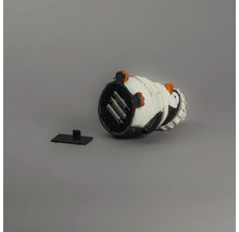 Vue de dessous d'une figurine de décoration pingouin avec compartiment à piles ouvert comprenant les piles et le couvercle.
