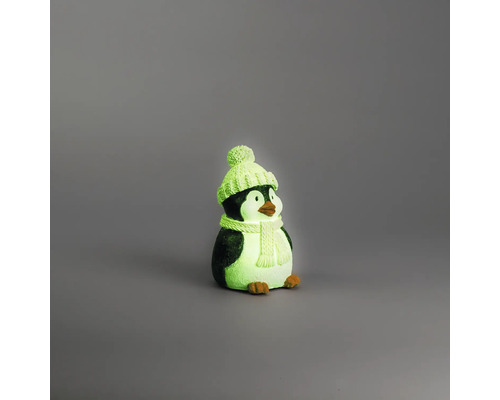 Figurine décorative lumineuse pingouin avec bonnet d'hiver et écharpe.