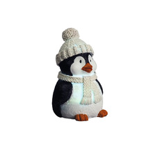 Figurine pingouin noir et blanc avec éclairage LED, bonnet tricoté et écharpe. Décoration de Noël pour l'intérieur.