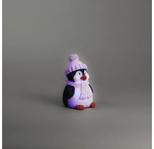 Figurine de pingouin décorative avec bonnet et écharpe en tricot.