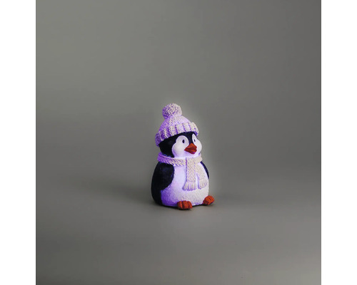 Figurine de pingouin décorative avec bonnet et écharpe en tricot.