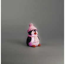 Figurine décorative pingouin à LED éclairée avec bonnet et écharpe tricotés roses.