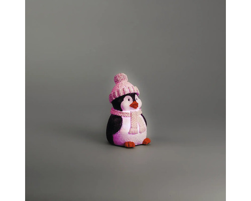 Figurine décorative pingouin à LED éclairée avec bonnet et écharpe tricotés roses.