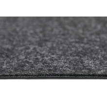 Vue détaillée d'un revêtement de sol en feutre aiguilleté gris avec une surface texturée et une face inférieure visible.