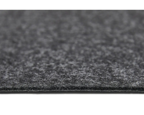 Vue détaillée d'un revêtement de sol en feutre aiguilleté gris avec une surface texturée et une face inférieure visible.