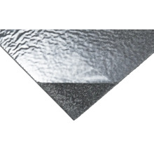 Panneau isolant autocollant avec surface en aluminium structuré et dessous sombre en feutre ou laine minérale.