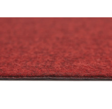 Vue rapprochée d'une moquette en feutre aiguilleté rouge avec une surface texturée et un envers plat.