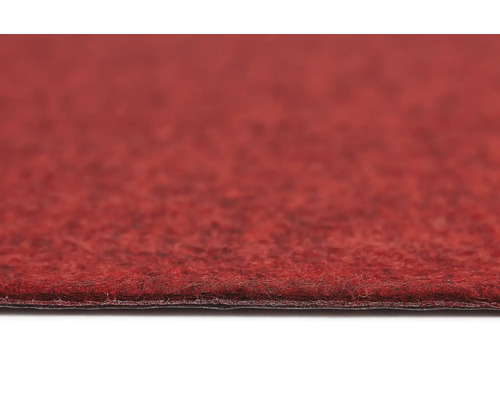Vue rapprochée d'une moquette en feutre aiguilleté rouge avec une surface texturée et un envers plat.