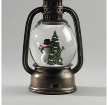 Weihnachtsdekoration Schneekugel in einer antiken Laterne mit Schneemann, Tannenbaum und USB-Anschluss.