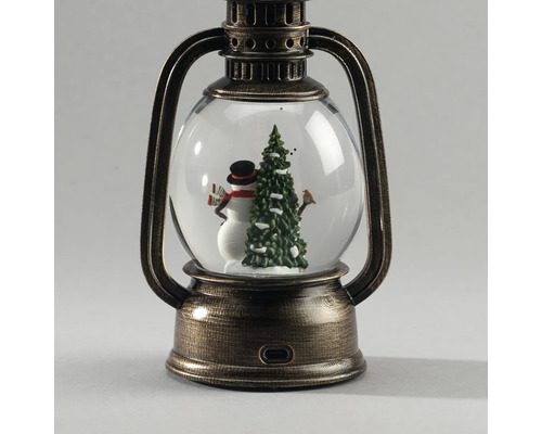 Weihnachtsdekoration Schneekugel in einer antiken Laterne mit Schneemann, Tannenbaum und USB-Anschluss.