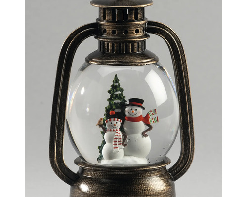 Dekorationslaterne in Bronze-Optik mit Schneekugel, zwei Schneemännern und einem Tannenbaum.