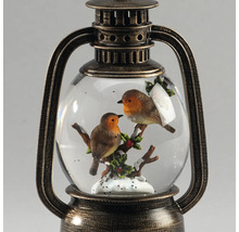 Dekorative Laterne mit Schneekugel, Motiv zwei Rotkehlchen auf einem Ast mit Schnee und Stechpalme, Metallgehäuse in Bronze-Optik.