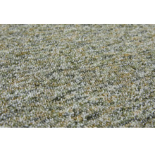 Gros plan d'une moquette à boucles avec texture chinée dans les tons vert, gris et beige.