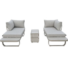 Salon de jardin moderne composé de deux chaises longues en aluminium avec coussins gris et d une petite table d appoint à lattes.