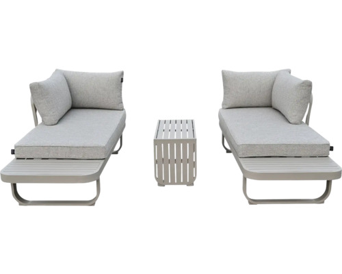 Salon de jardin moderne composé de deux chaises longues en aluminium avec coussins gris et d une petite table d appoint à lattes.