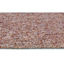 Moquette bouclée chinée dans les tons brun et beige avec une surface texturée.