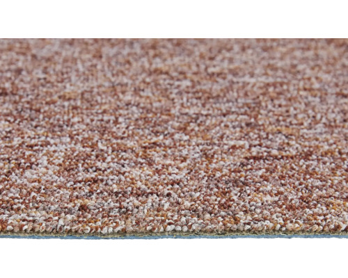 Moquette bouclée chinée dans les tons brun et beige avec une surface texturée.