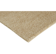 Teppichboden in Beige mit weicher, strukturierter Oberfläche und sichtbarer Unterseite.
