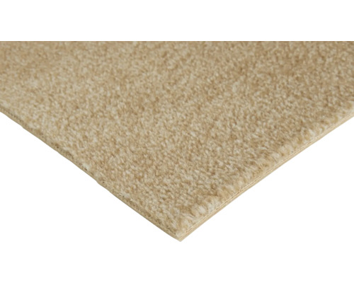 Teppichboden in Beige mit weicher, strukturierter Oberfläche und sichtbarer Unterseite.
