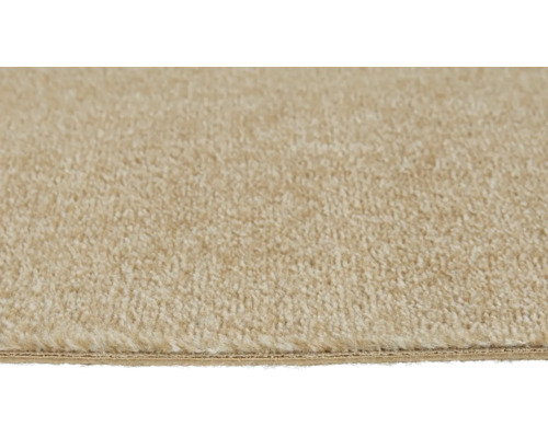 Nahaufnahme eines beigen Teppichbodens mit weicher Schnittflor-Textur.