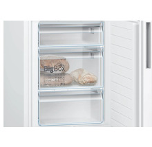 Vue de l intérieur d un congélateur ouvert avec trois tiroirs transparents, le tiroir central est étiqueté BigBox et contient du pain.