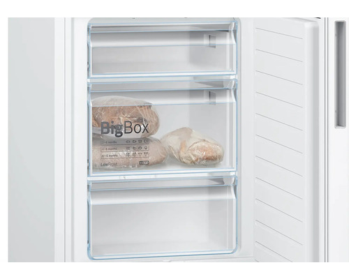 Vue de l intérieur d un congélateur ouvert avec trois tiroirs transparents, le tiroir central est étiqueté BigBox et contient du pain.