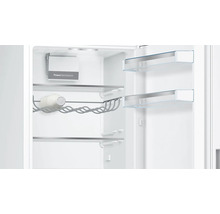 Intérieur du réfrigérateur avec système PowerVentilation, porte-bouteilles en métal avec une bouteille et clayettes en verre aux profilés argentés.